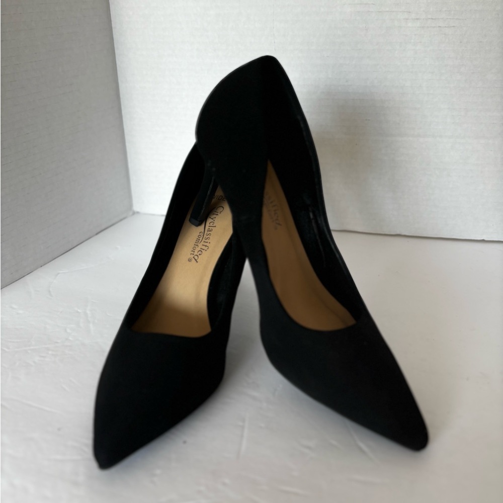 NWOT CITYCLASSIFIED BLACK WIDE 3” HEELS SZ 8 COMFY STYLISH AND FLATTERING.